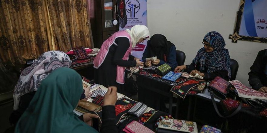 Gazzeli Kadınlar Nakış Yaparak 'Kanseri' Unutmaya Çalışıyor