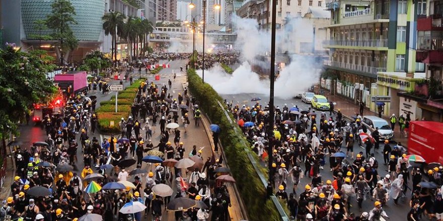Hong Kong'da Protestocuların Liderlerine Gözaltı