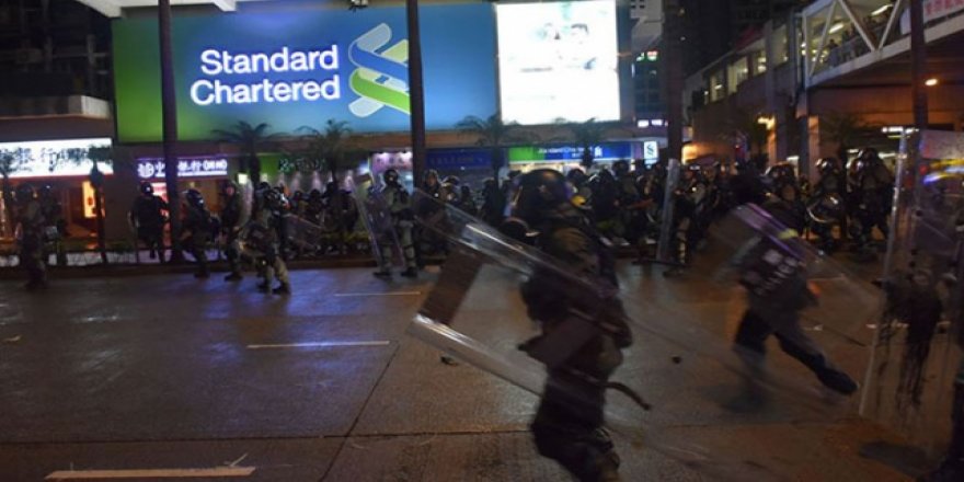 Hong Kong'da Polisin Göstericilere Müdahalesi Sürüyor