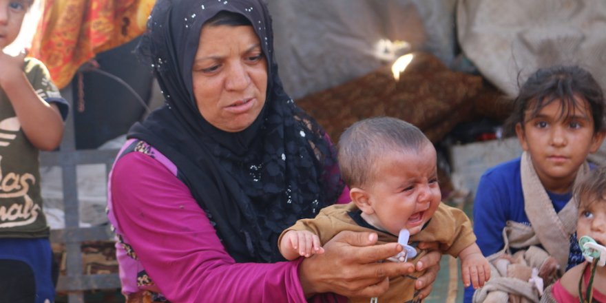“Dayanılmaz bir Hal”: Yerinden Edilmiş Suriyeliler Dışarıda Geceliyor