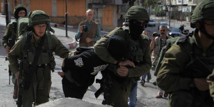 İşgal Güçleri Batı Şeria'da 22 Filistinliyi Gözaltına Aldı
