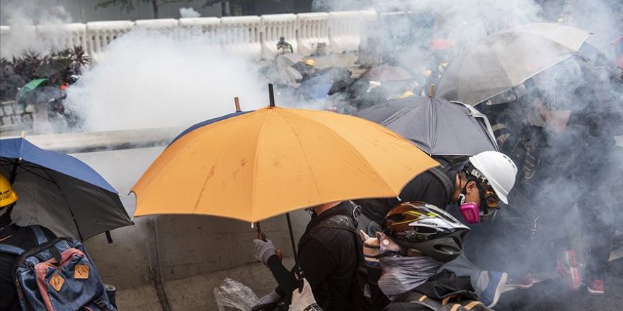 Hong Kong'da Karşıt Görüşlü Protestocular Arasında Arbede