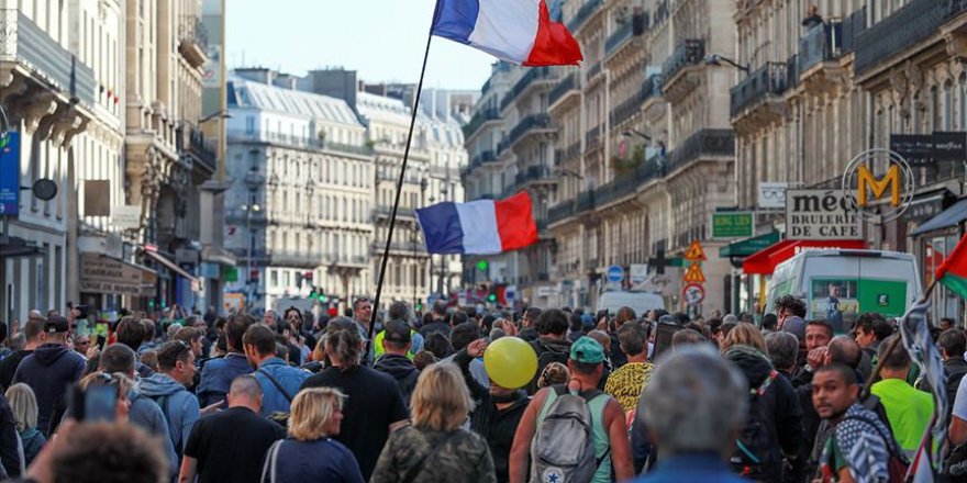Fransa'da Sarı Yelekliler Gösterilerin 45. Haftasında Sokaklarda