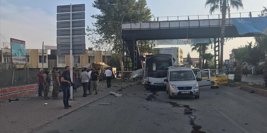 Adana'da Polisleri Taşıyan Otobüse Saldırı