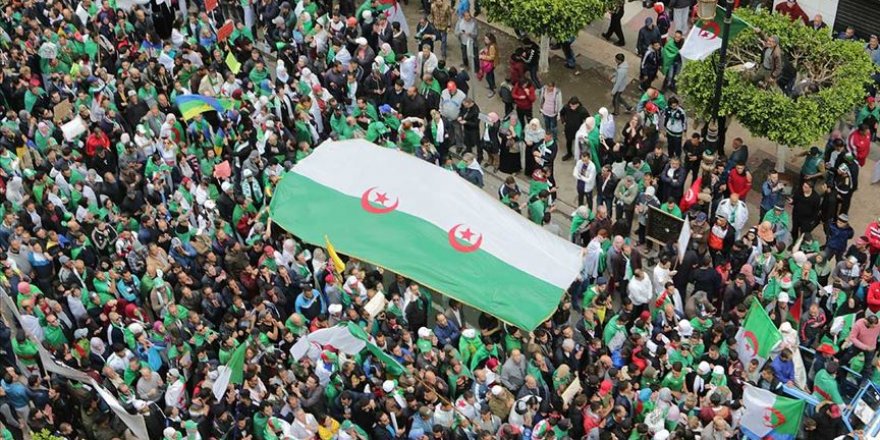 Cezayir'de 'Buteflika Rejimi Temsilcileri' Protesto Edildi