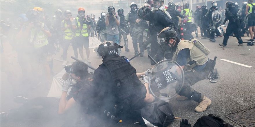 Hong Kong Polisinden Protestoculara Biber Gazıyla Müdahale