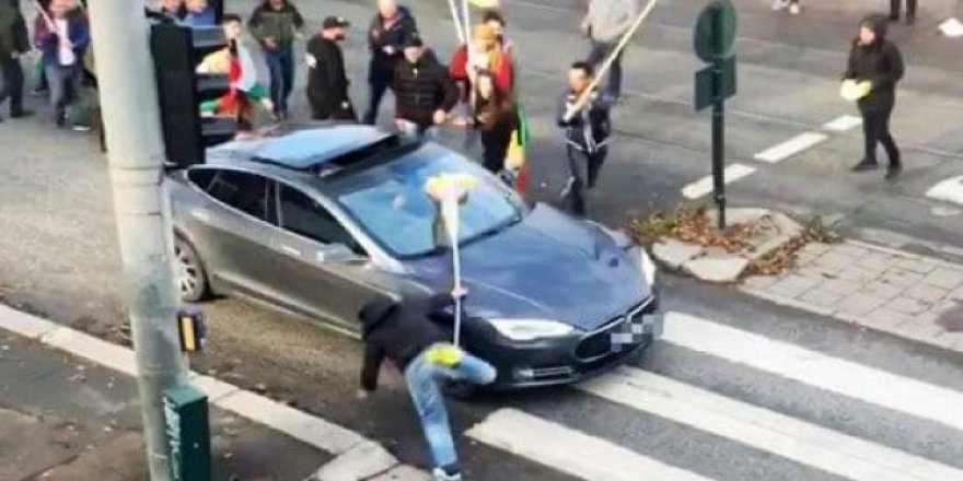 Norveç'te PKK Yandaşları Bebekli Aileye Saldırdı