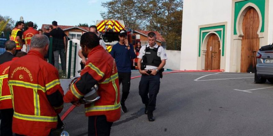 Fransa’da İslam Düşmanı Saldırgan, İki Kişiyi Yaraladı