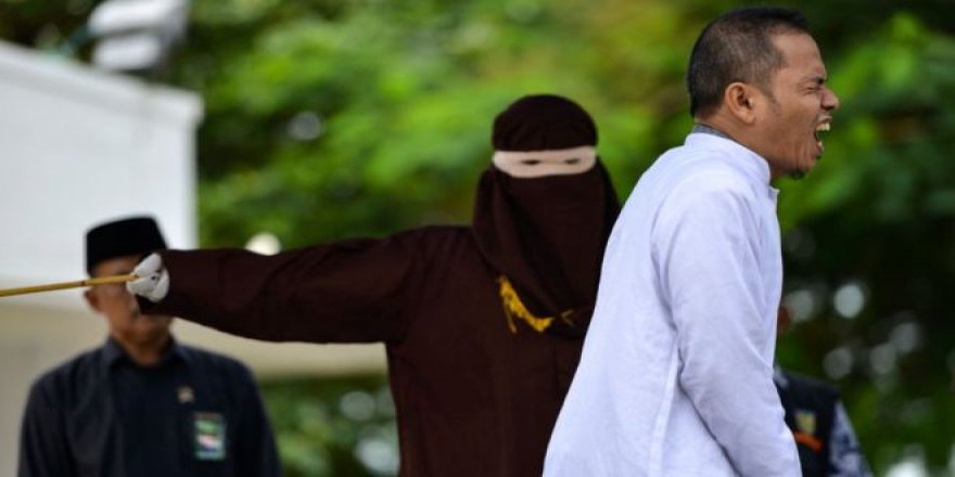 Endonezya'da İlk Kez Bir İmam "Zina"dan Kırbaçlandı