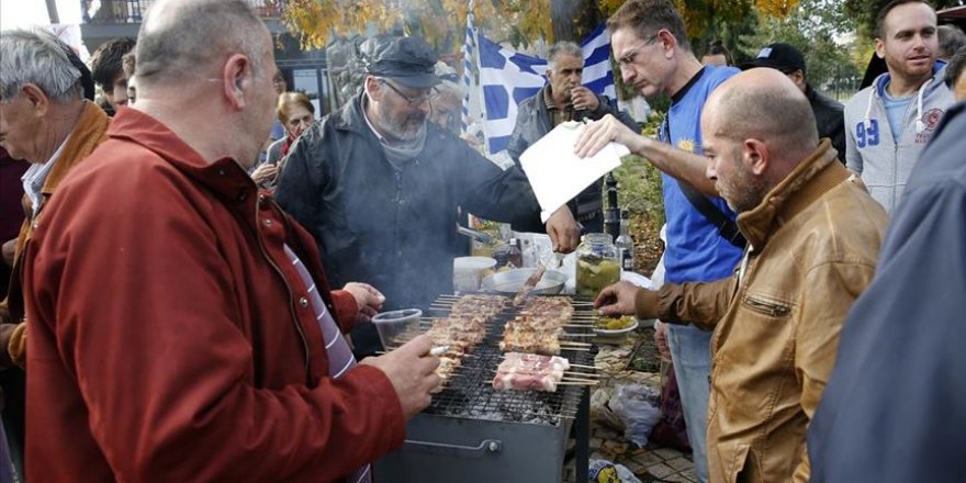 Irkçılardan Göçmenlere 'Domuz Etli' Protesto