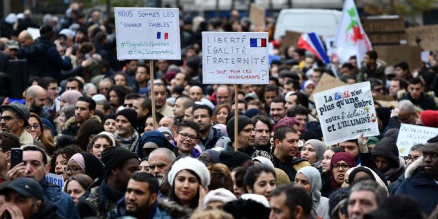 Fransa’da On Binlerce Kişi İslam Nefretine Karşı Yürüdü