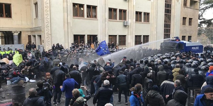 Gürcistan'da Parlamentoyu Kuşatan Protestoculara Müdahale