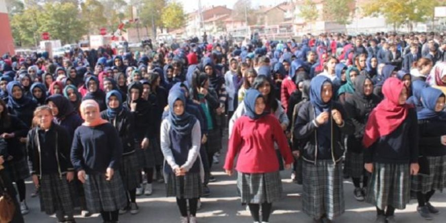 Tepkiler Üzerine MEB Protokol Terbiyesizliğini Düzeltme Yoluna Gitti   