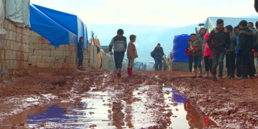 Rusya ve Esed’in Saldırılarından Kaçan Suriyeliler Çadırlarda Yaşam Mücadelesi Veriyor