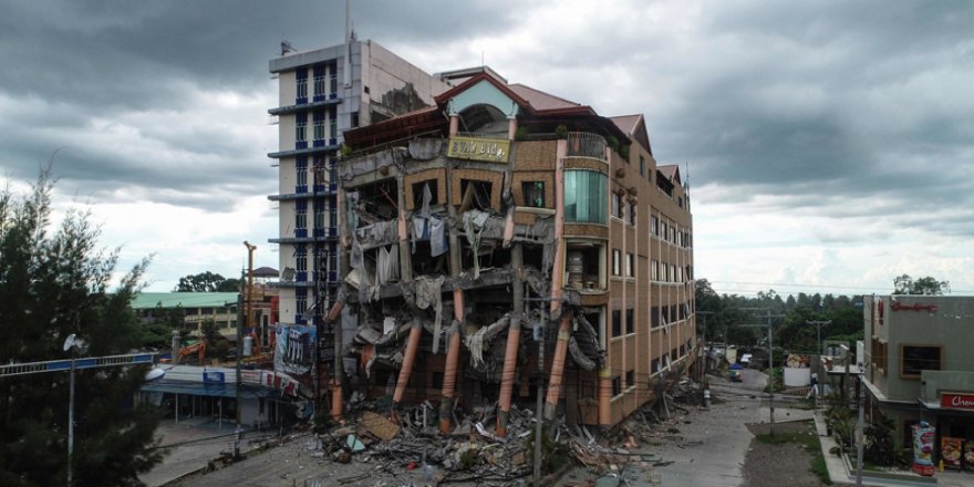 Filipinler'de 6,8 Büyüklüğünde Deprem 