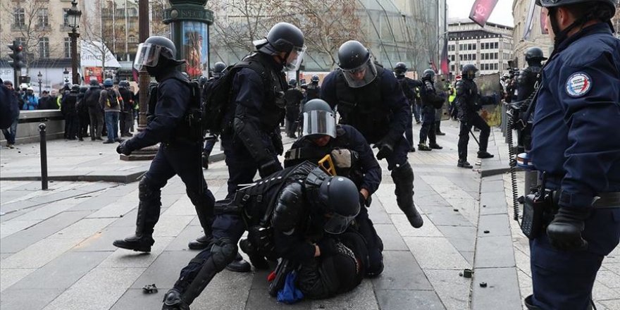 Fransa'da Bir Polise Sarı Yelekliye Şiddetten Ceza