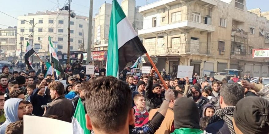 Esed, İran ve Rusya’yı Protesto Eden Suriyeliler Türkiye’den Saldırılara Engel Olmasını İstedi