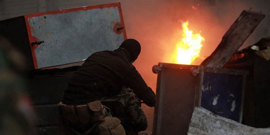 Irak'ın Zikar Vilayetinde Protestocular Parti Binalarını Ateşe Verdi