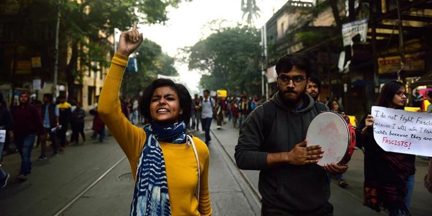 Hindistan'da Protestolar Üniversite Öğrencilerinin Katılımıyla Devam Ediyor