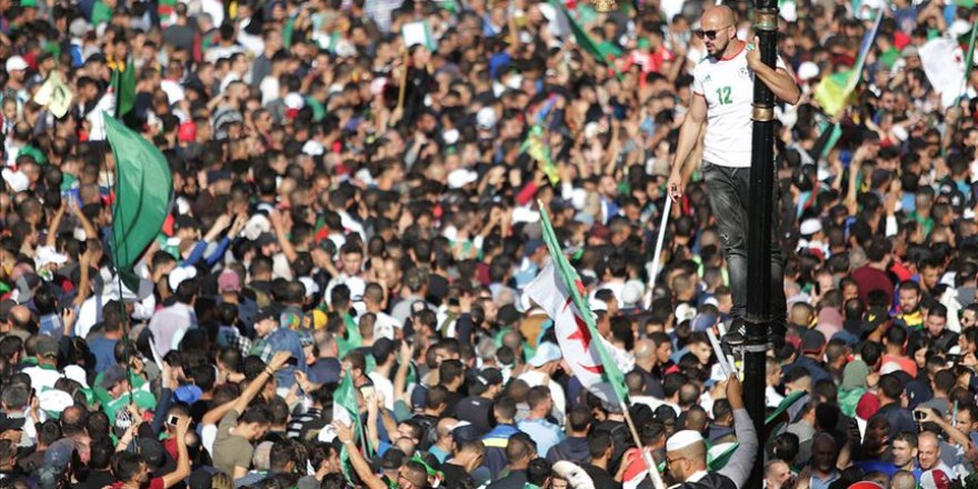 Cezayir'de Genelkurmay Başkanı Salih'in Ölümünün Ardından Halk Hareketinin Akıbeti Tartışılıyor