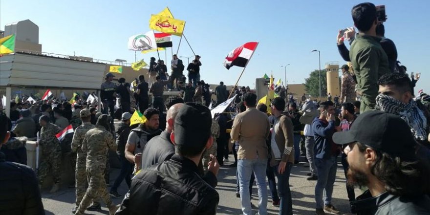 Iraklı Şii Protestocular ABD'nin Bağdat Büyükelçiliği Binasını Basarak İçeri Girdi 