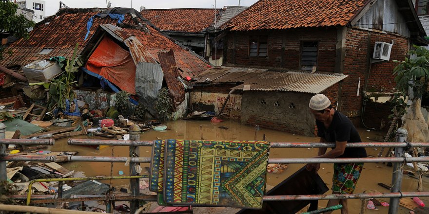Endonezya'daki Selde Ölü Sayısı 60'a Yükseldi 