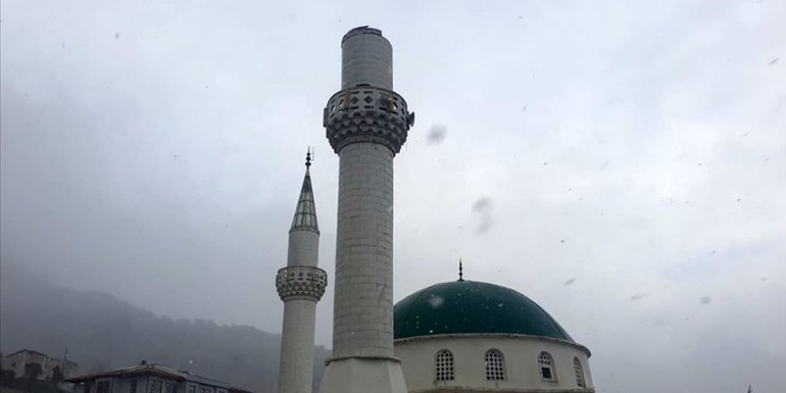 Marmara Adası'nda Minarenin Külahı Fırtına Nedeniyle Yıkıldı 