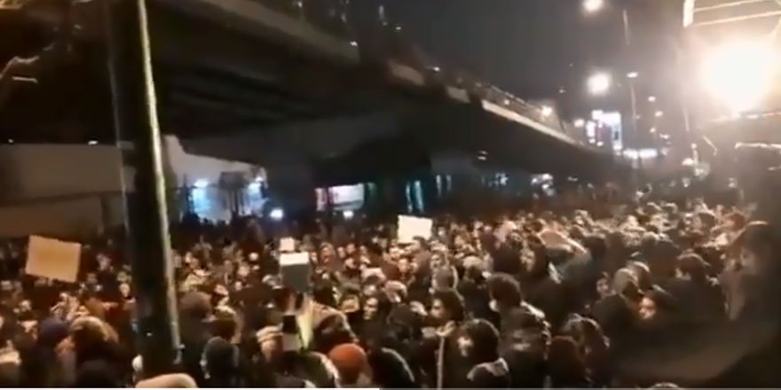 İran’da Halk Hamaney, Devrim Muhafızları ve Rejim Aleyhine Sloganlarla Meydanlara İndi!