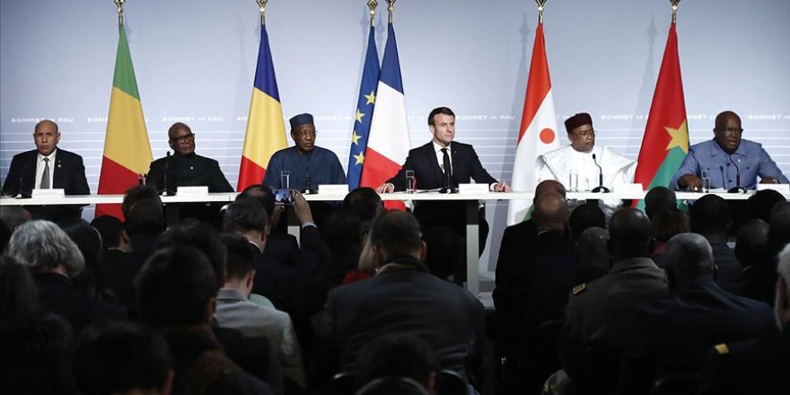 Fransa Afrika'daki Askeri Varlığından Vazgeçmiyor