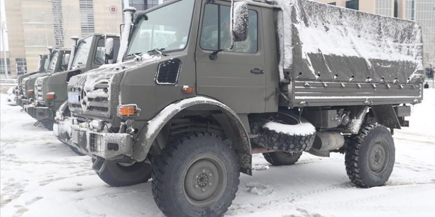 Jandarmaya Ait Askeri Kamyonlar Depremzedelerin Eşyasını Taşıyacak