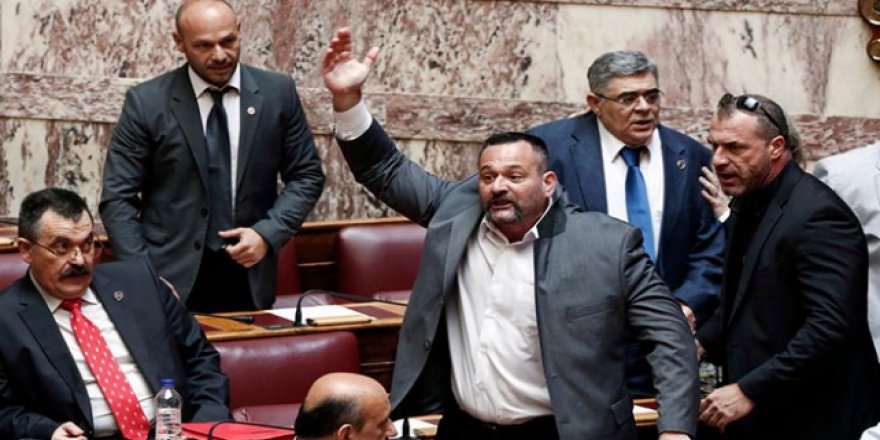Türk Bayrağını Yırtan Yunan Vekile 4 Günlük Men Cezası