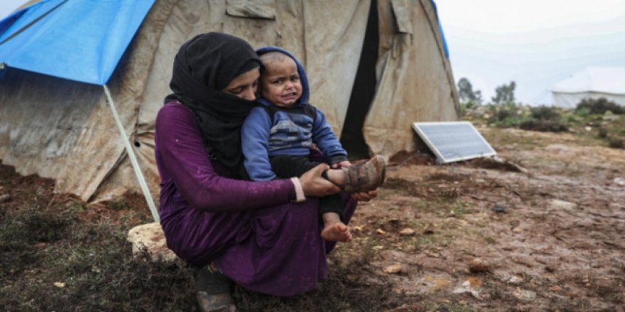İdlib'de Siviller, Isınmak İçin Elbiselerini Yakıyor