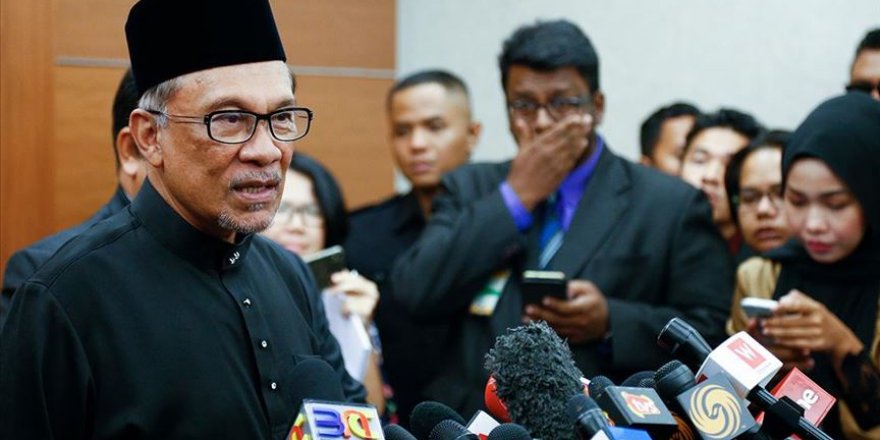 Malezya'da Üç Parti Enver İbrahim'i Başbakan Adayı Gösterdi