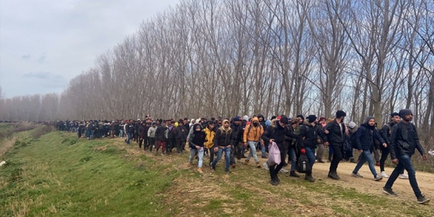 Göçmenler Tel Çitleri Keserek Yunanistan'a Geçti