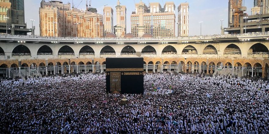 Suudi Arabistan Ülkede İkamet Edenlerin Umre Ziyaretlerini Geçici Olarak Durdurdu