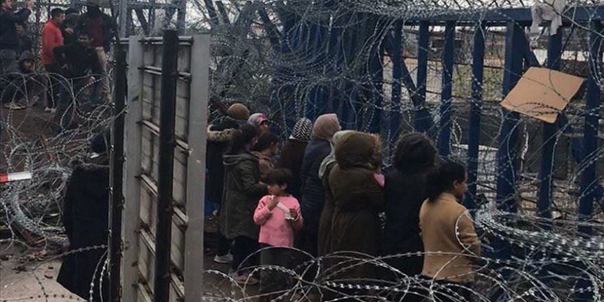 Sığınmacı Kadın ve Çocuklar Yunan Sınır Kapısı Önünde Eylem Yaptı