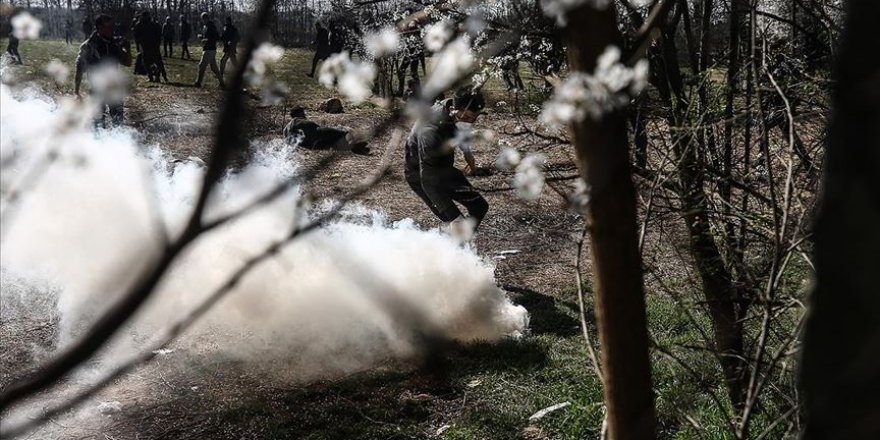 Yunan Güvenlik Güçleri Gaz Fişeklerini Direkt Sığınmacıları Hedef Alarak Atıyor