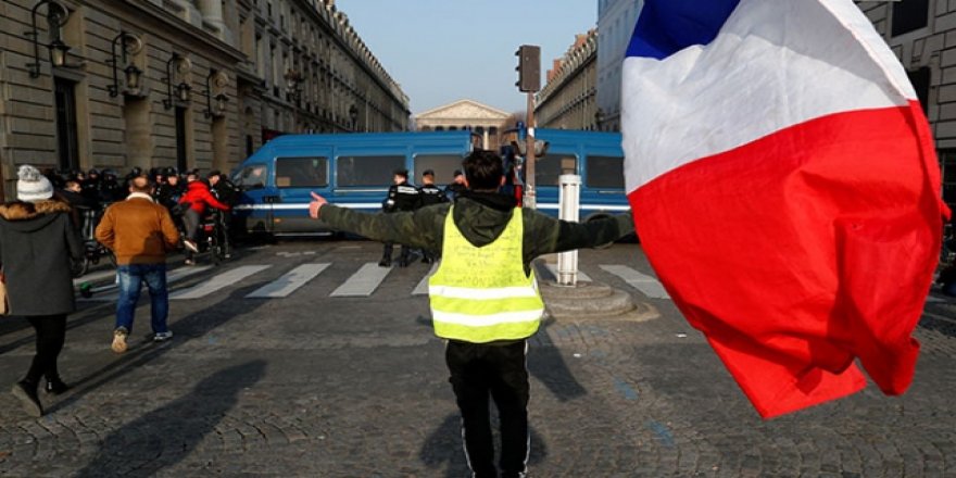 Fransa'da Sarı Yelekliler Sokakta: 79 Gözaltı