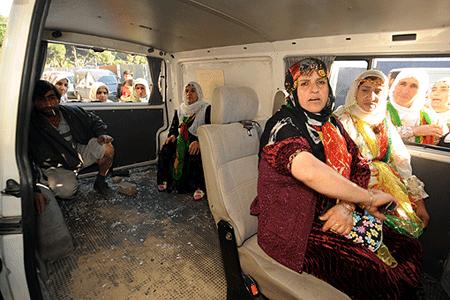 İzmir'de DTP Konvoyu Taşlandı