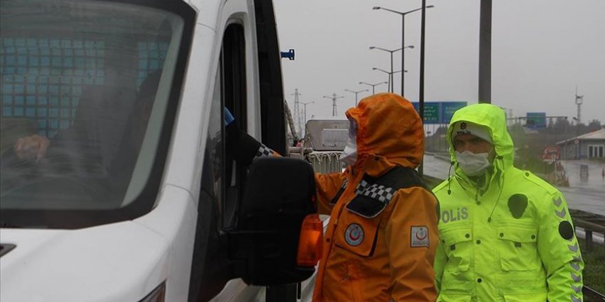 İstanbul'un Giriş ve Çıkışlarında Sürücüler ile Yolcuların Ateş Ölçümü Yapılıyor