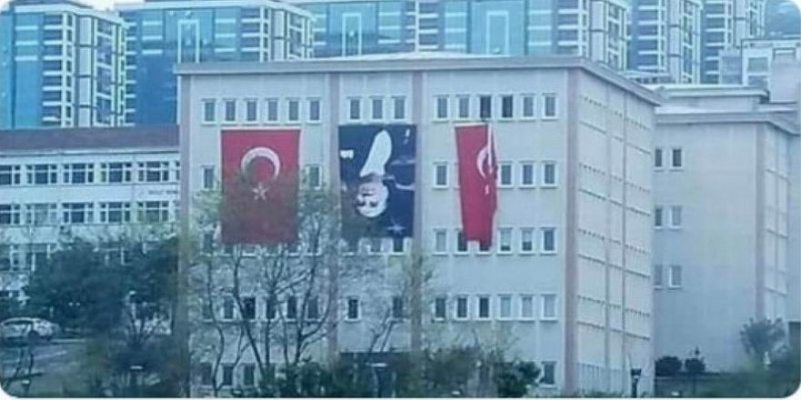 Nasıl Olur da, Mustafa Kemal Posterini Asarken Pür Dikkat Kesilmezsin!