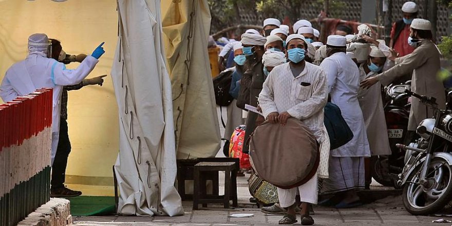 Hindistan’da Koronavirüsü Yaymakla Suçlanan Müslümanlar Saldırıya Uğruyor