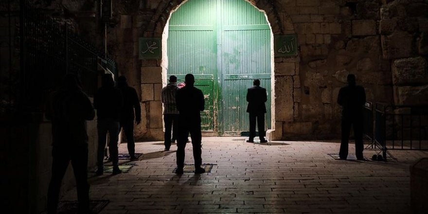 Doğu Kudüslüler Teravih Namazını Mescid-i Aksa’nın Kapılarında Kılıyor