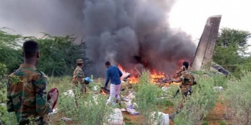 Somali'de Yardım Malzemeleri Taşıyan Uçak Düştü