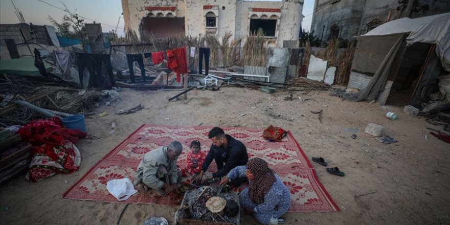 Siyonist İsrail'in Saldırısında Evleri Yıkılan Gazzeli Aile Ramazanı Sokakta Geçiriyor