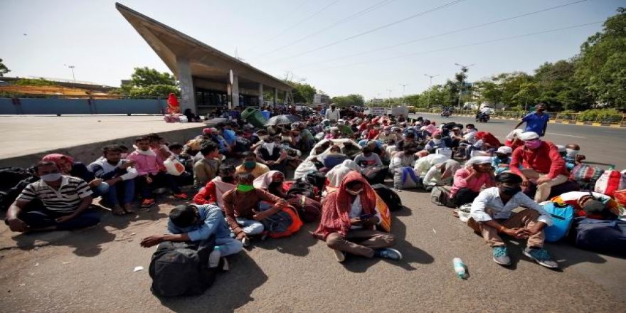 Hindistan'daki Göçmen İşçilerin 'Ölümcül' Eve Dönüş Yolculuğu