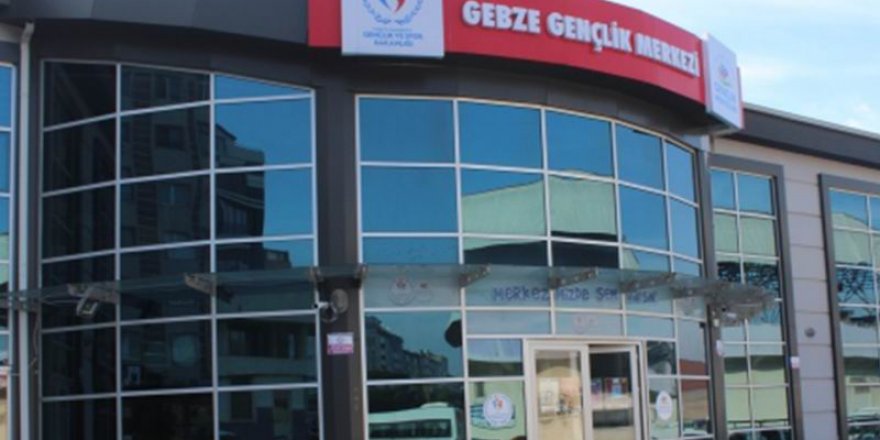 Edepsizlikle Övünmek: Kütüphaneye Yine Şortla Gidecekmiş!