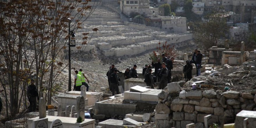 İşgal Güçleri Filistinlilere Ait Mezarları Yıkıyor