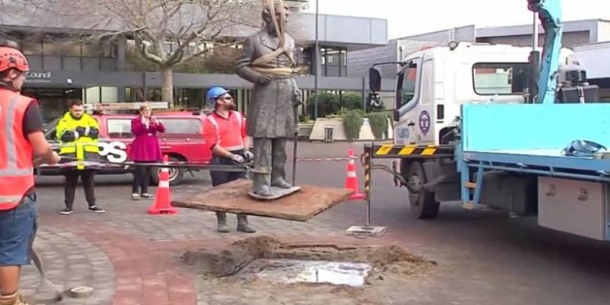 Yeni Zelanda'da Yerli Halkı Katleden John Hamilton'ın Heykeli Kaldırıldı