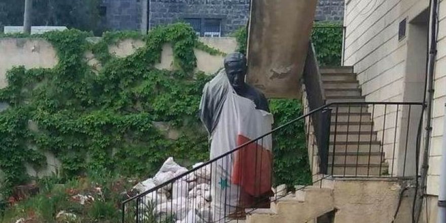 Esed Rejimi Hafız Esed’in Heykelini Göstericilerden Korumak İçin Sakladı